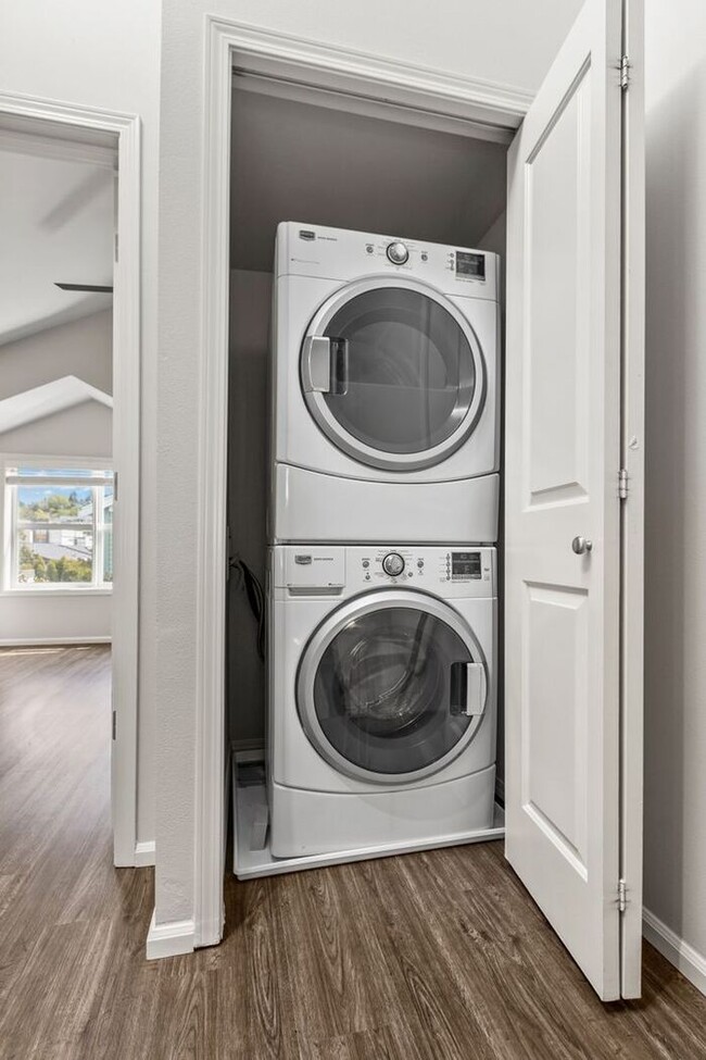 Building Photo - Charming AIR CONDITIONED Alki Townhome