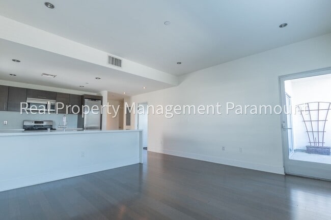 Building Photo - Beautiful new 2 bed 2 bath