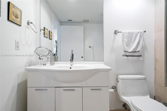 Building Photo - 475 Brickell Ave