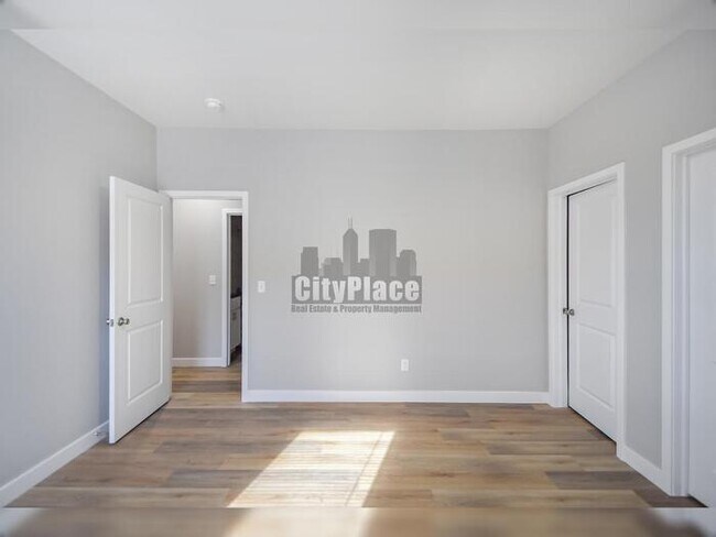 Building Photo - 2809 E Riverside Dr