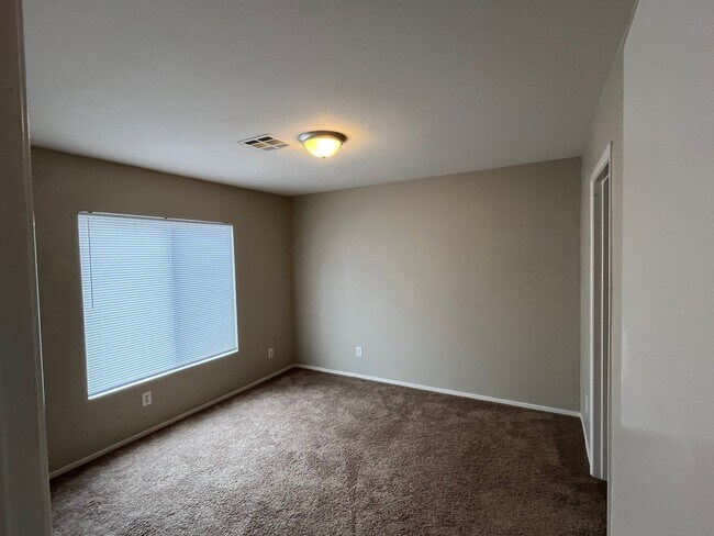 Building Photo - Beautiful Henderson 2 Bedroom Townhouse!