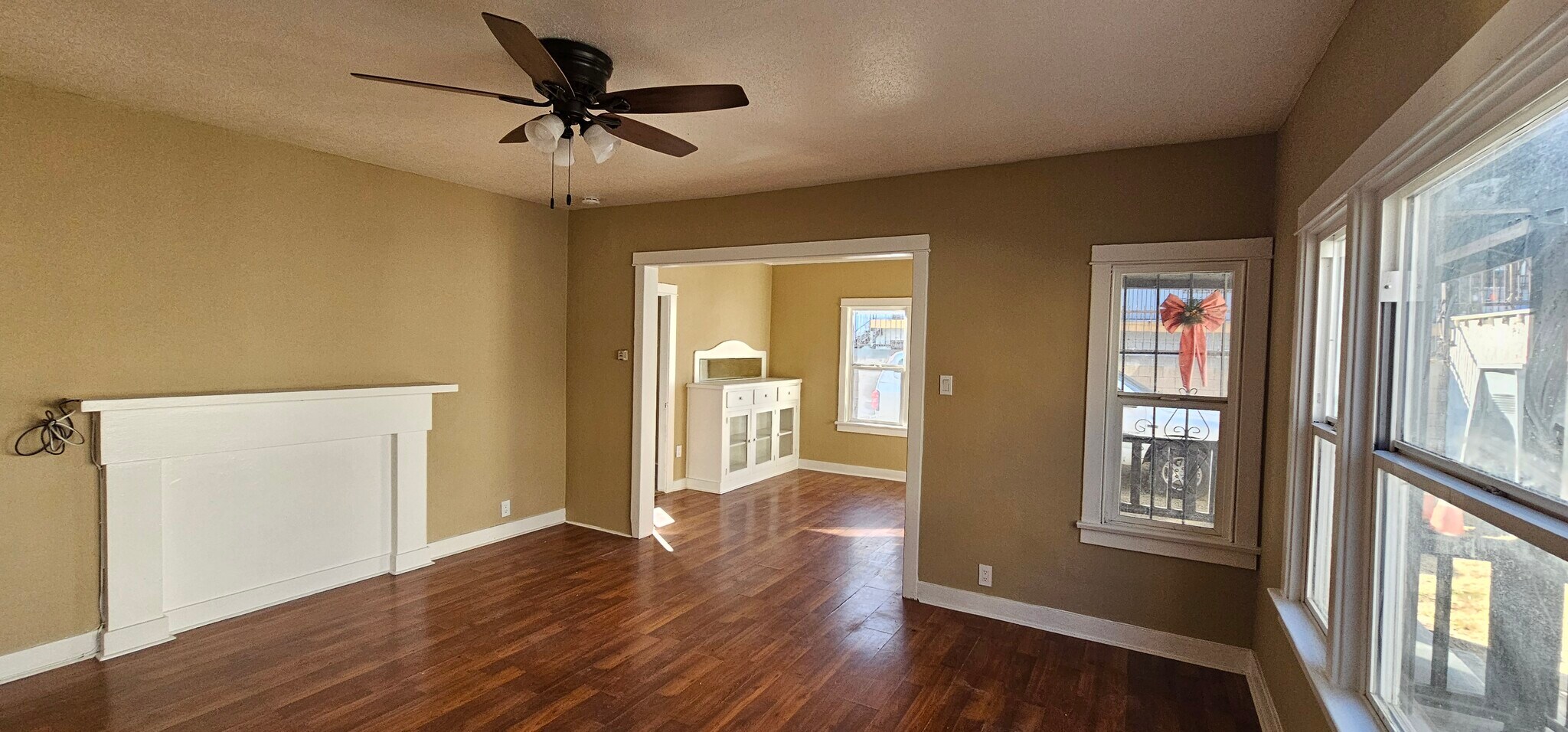 Building Photo - 522 W Florence Ave