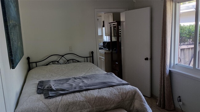 Building Photo - 803 NE 21st Dr