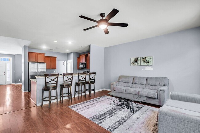 Building Photo - Beautiful & Bright 5BR Home with Large Bac...