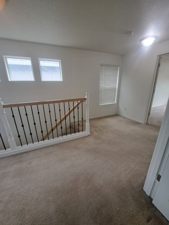 Building Photo - 3 Bedroom A/C Pet Friendly - Hillsboro