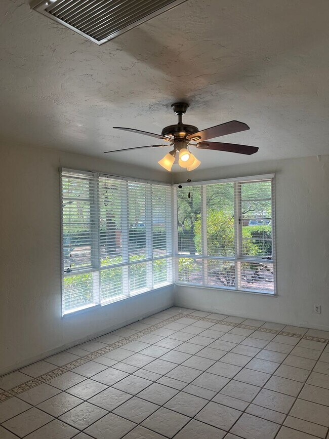 Building Photo - Comfortable & Cozy 2 Bedroom Townhome Walk...