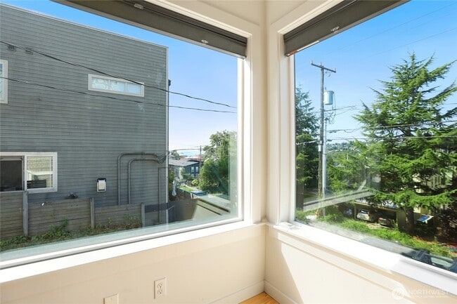 Building Photo - 2816 14th Ave W