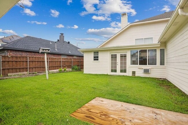 Building Photo - 2036 Camelot Dr