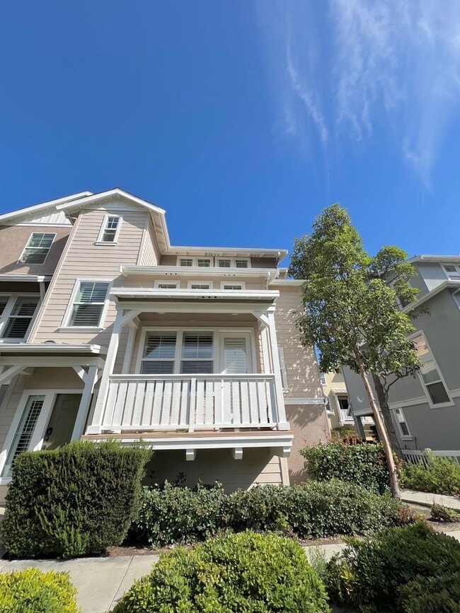 Building Photo - Spacious 1 Bedroom 1 1/2 Bathroom Townhome...