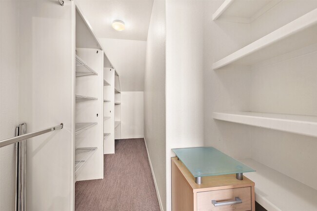 Building Photo - 17 Armand Shore Dr