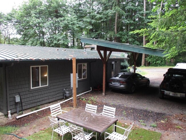Building Photo - 3 bedroom Rambler with Above Garage Studio...