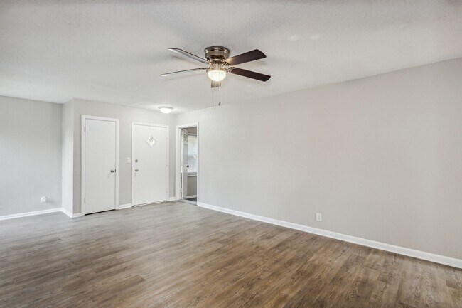 Building Photo - Spacious 4 bedroom home with 2 car garage