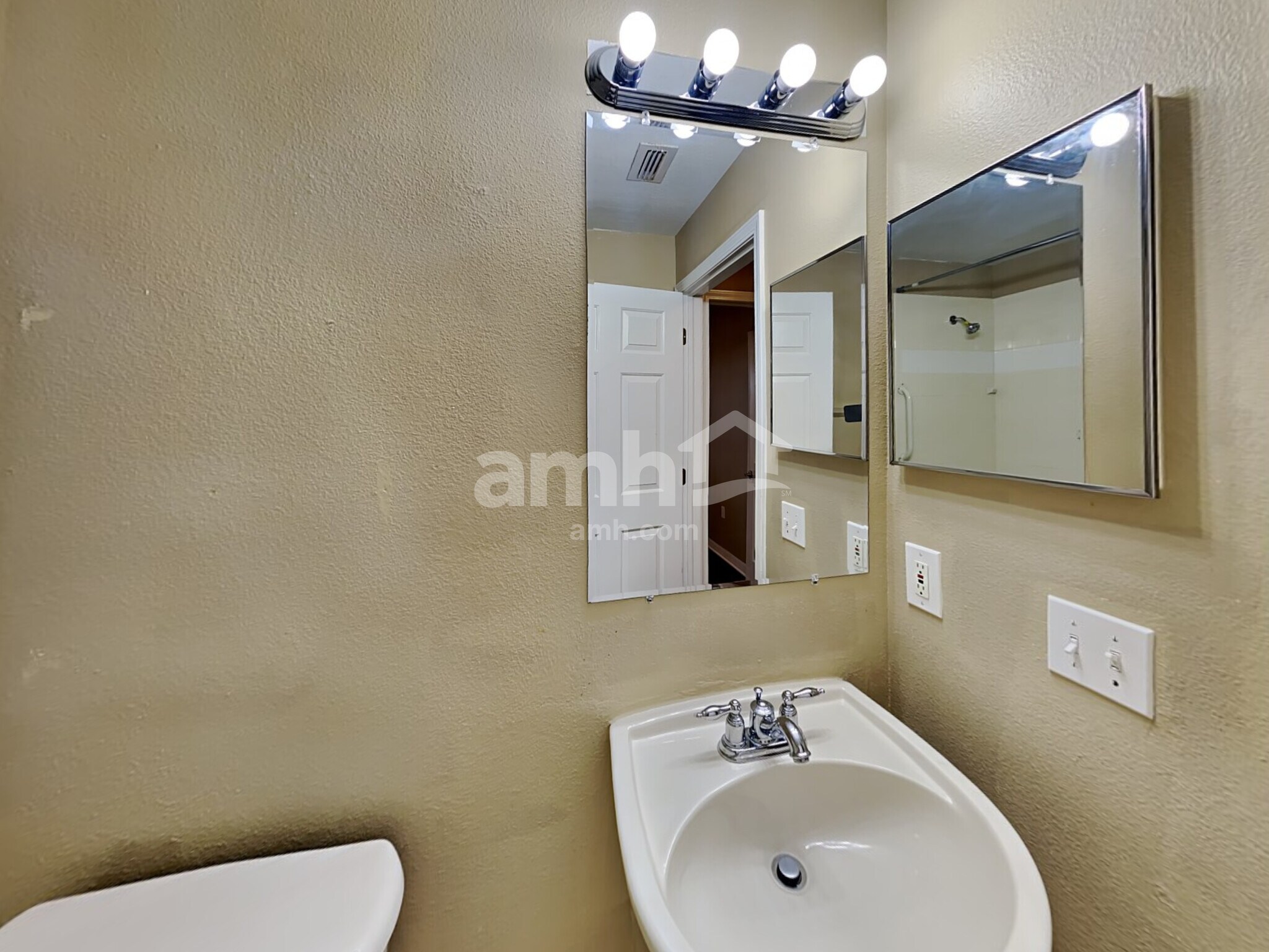 Building Photo - 3247 Chessington Dr