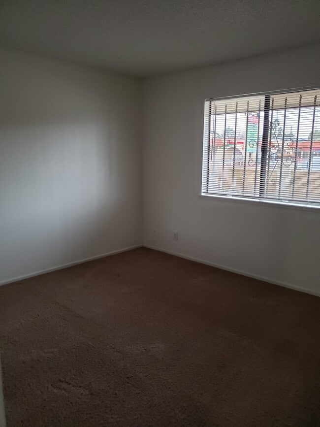 Building Photo - 3 Bed 2 Bath Townhome Close To The Strip!