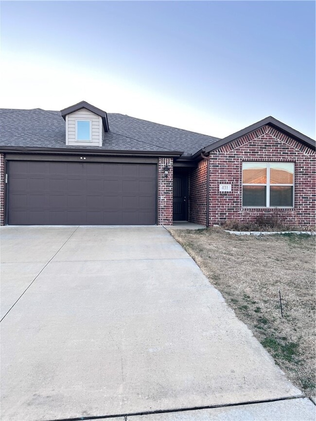 Building Photo - 431 Red Robin St