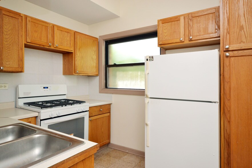 Kitchen - 952 W Windsor Ave