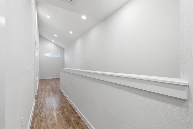 Building Photo - 801 N Bluff Dr