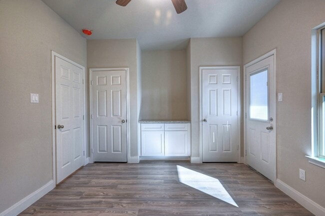 Building Photo - 9638 WARM Spgs