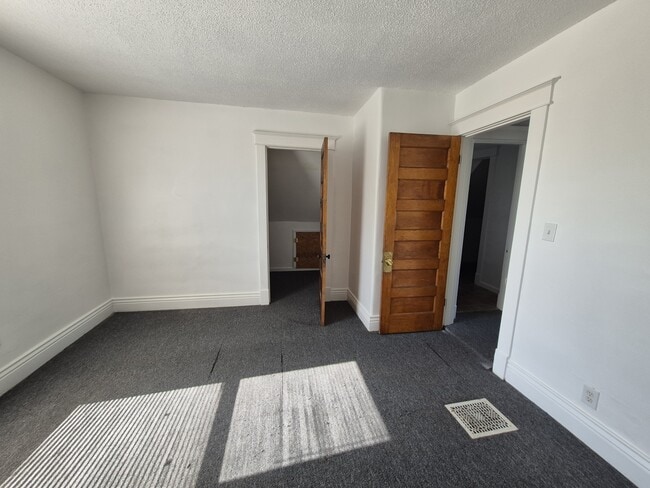 Building Photo - 635 S 39th St