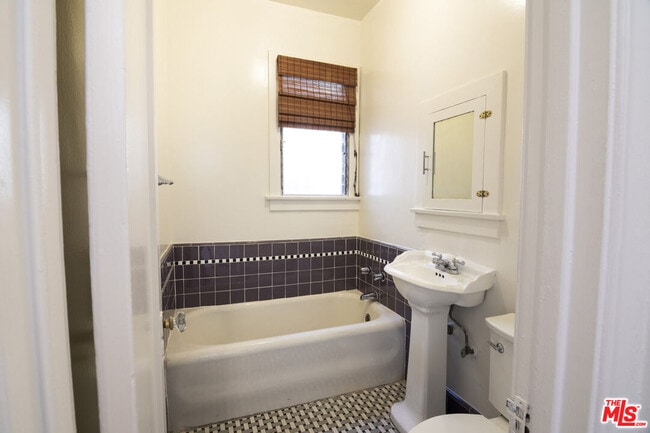 Building Photo - 126 N Sycamore Ave