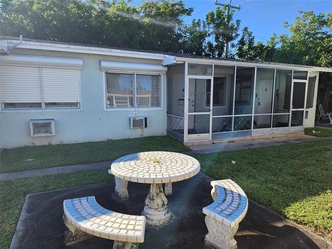 Building Photo - 2213 Lincoln St