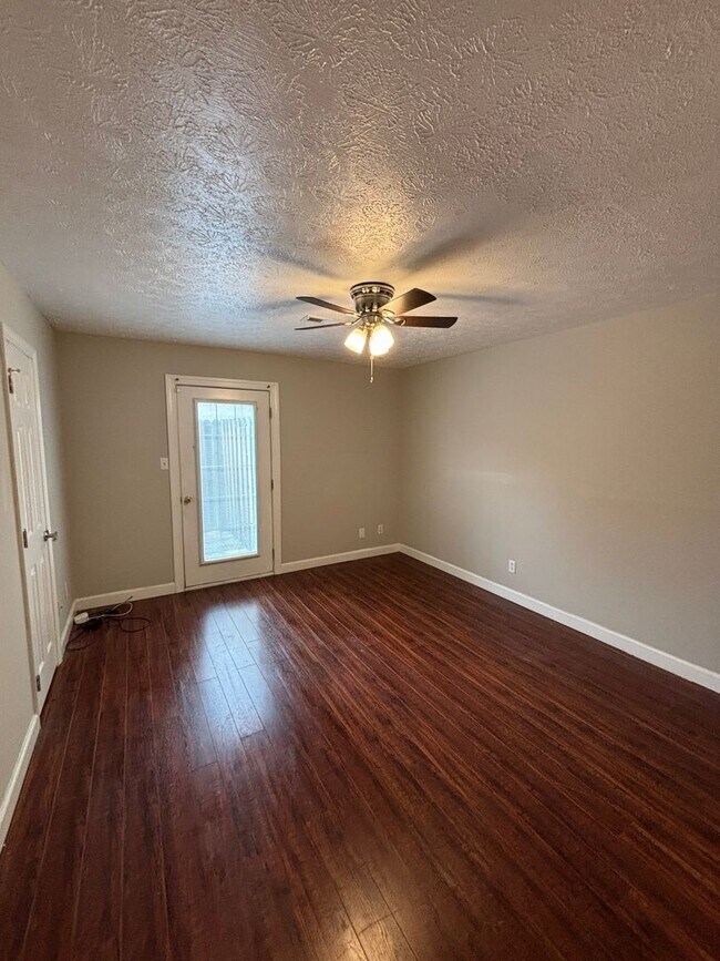 Building Photo - 6902 Kings Crossing Way