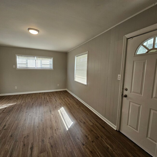 Building Photo - Cozy and Newly Renovated 3 Bedroom 1 Bath ...