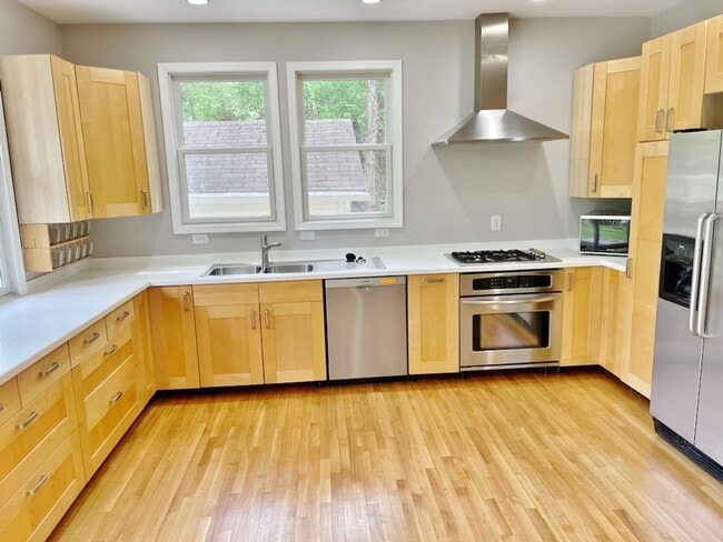 Building Photo - Beautifully updated single family home in ...
