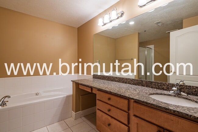 Building Photo - 3075 E Kennedy Dr