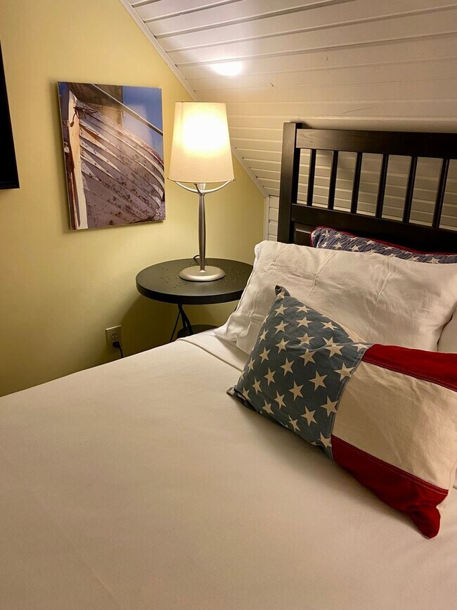 Building Photo - Home on East Bay – Impeccably Furnished Of...