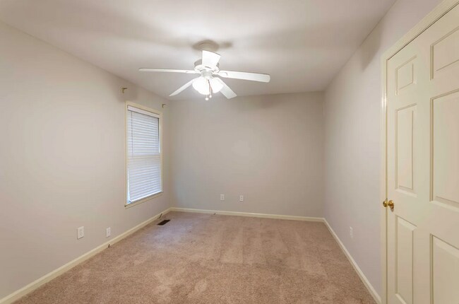 Building Photo - 3 bd/2bth w/fenced in yard, 15 min from do...