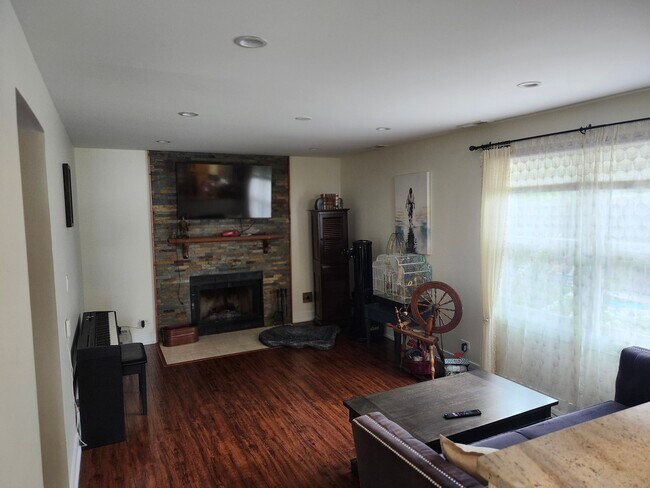 Building Photo - 301 Oakbrook Ct