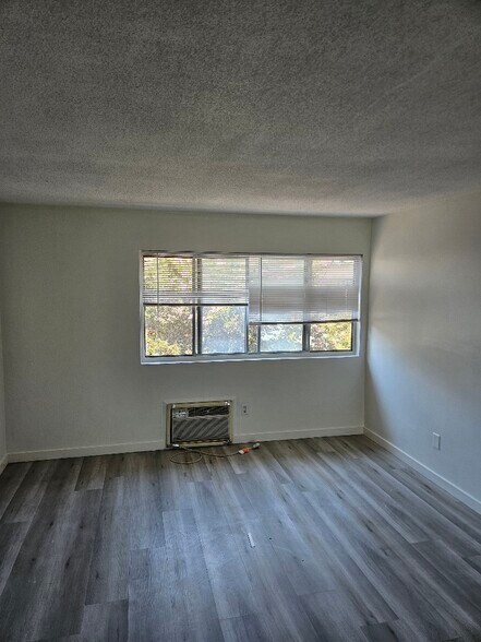 Primary Photo - 2331 W West Ave