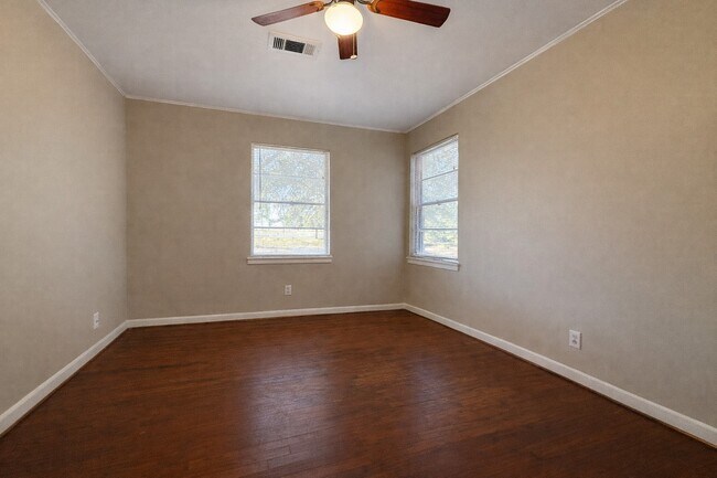 Building Photo - 942 TX-60