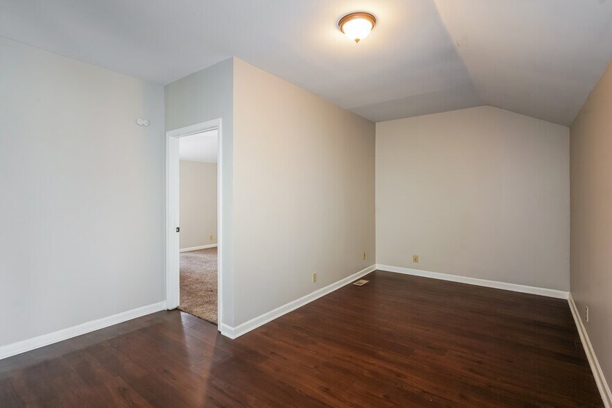 Building Photo - 135 Luna Ln