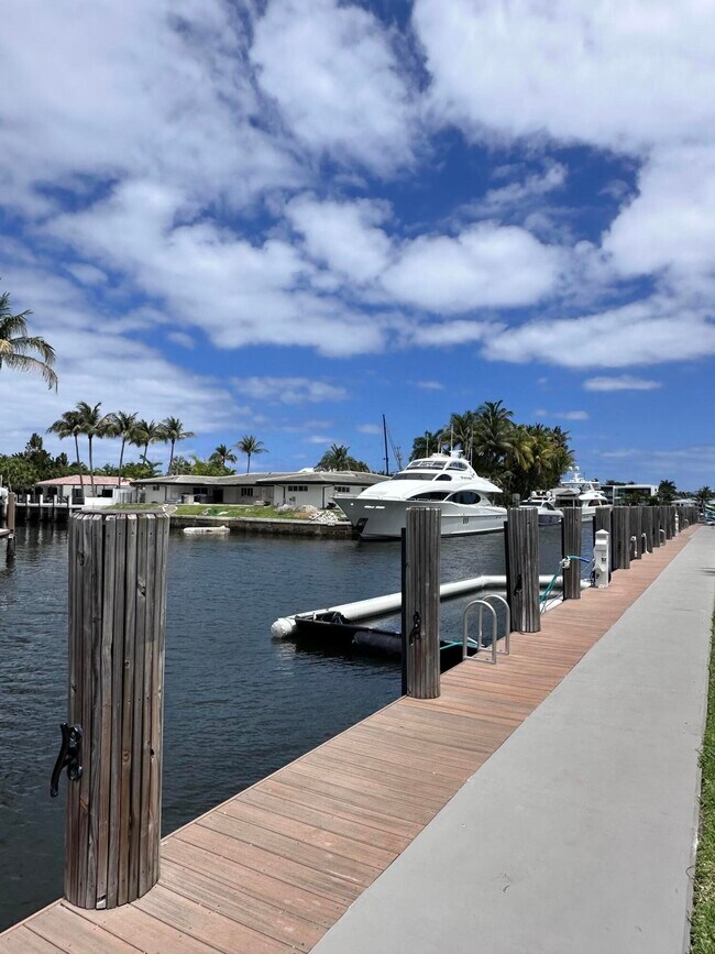 Building Photo - 3121 NE 51st St