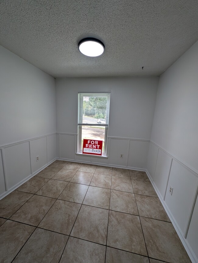 Building Photo - 542 S Woodburn Dr