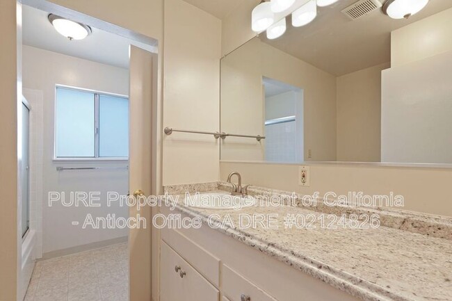 Building Photo - 908 Minaker Dr