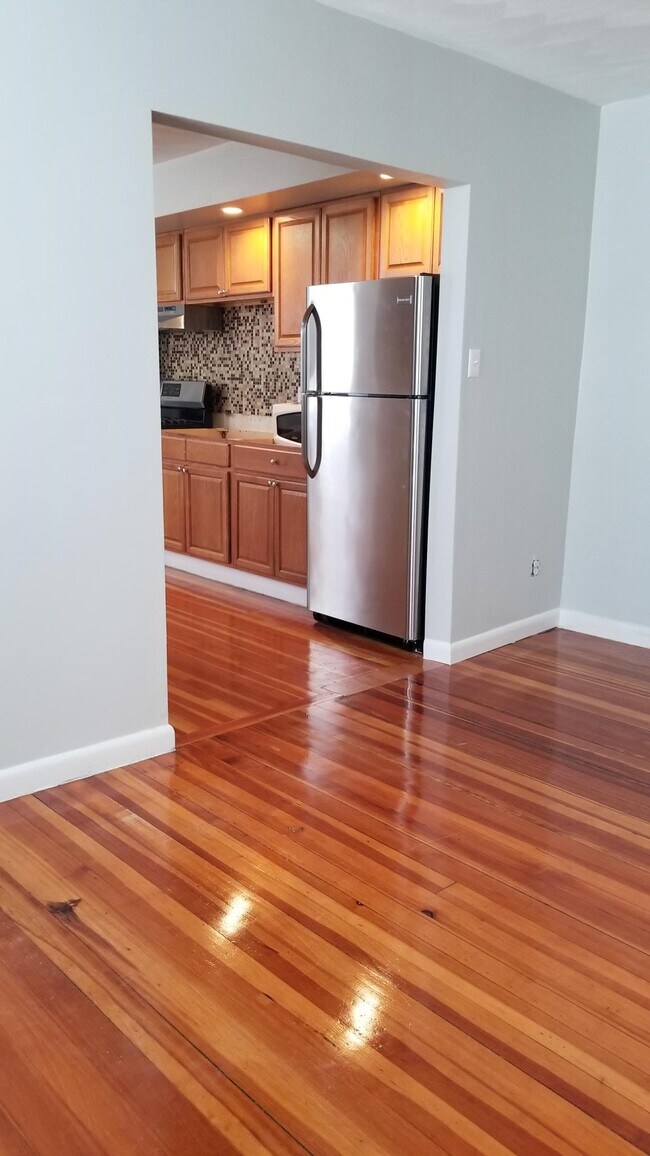 Building Photo - 159 Saratoga St