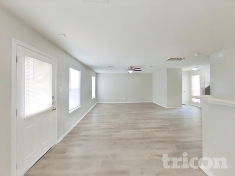 Building Photo - 2910 Candleside Dr