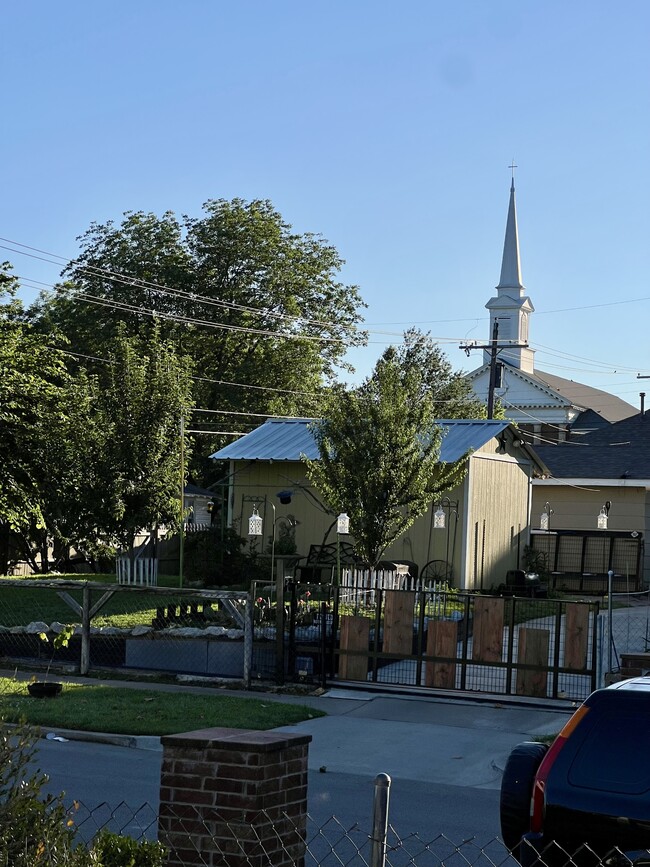 Building Photo - 107 N Gillette Ave