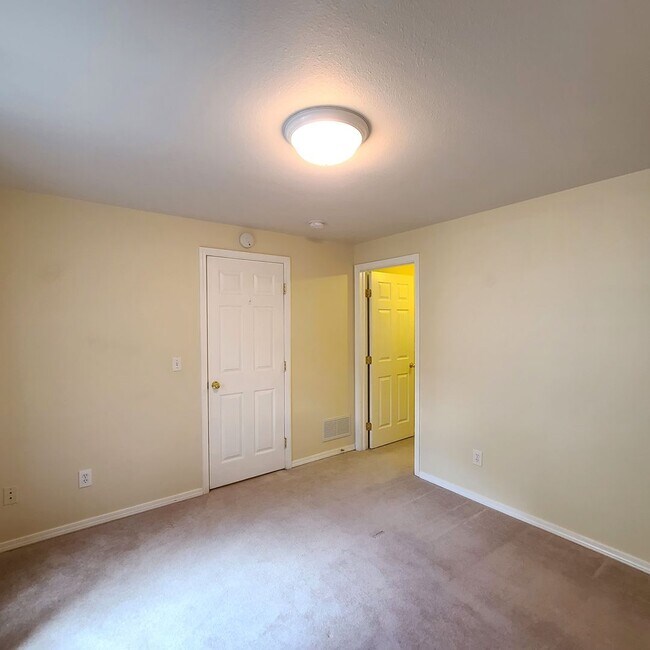 Building Photo - Beautiful home in Briargate Fairfax - D20 - ready to move in NOW!