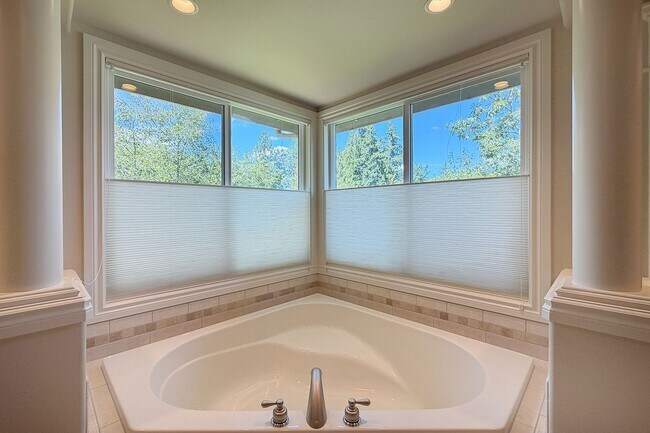 Building Photo - 3Bd/2.5Ba Redmond Home