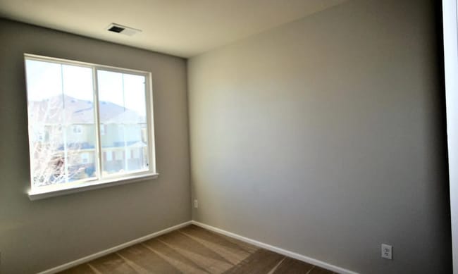 Building Photo - Inviting Open-Concept Townhome!