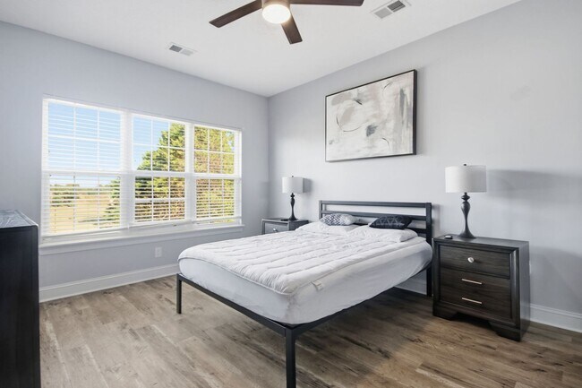 Building Photo - 3-Bedroom, 2Bath Condo end unit