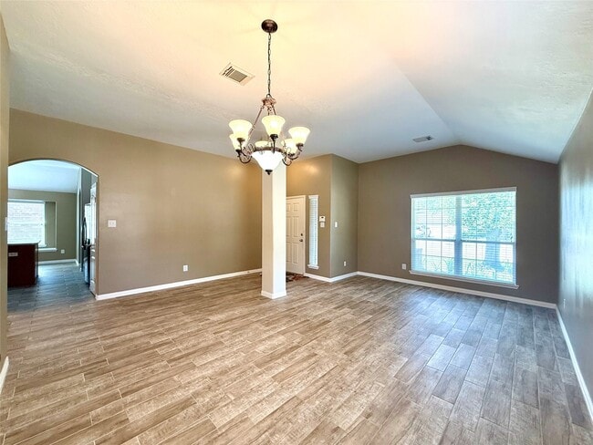 Building Photo - 10022 Driftwood Park Dr