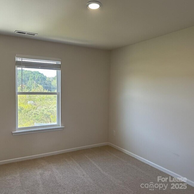 Building Photo - 6010 Walkers Run Dr