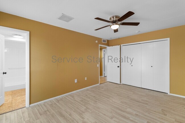 Building Photo - 9425 W Rolling Hills Dr