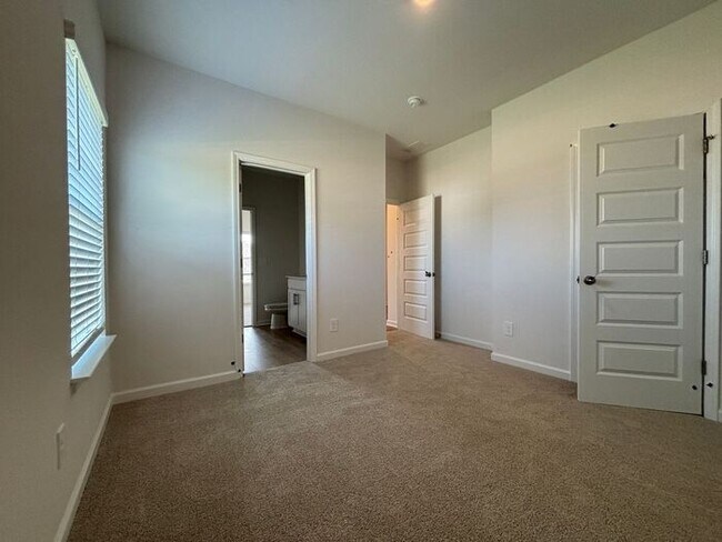 Building Photo - MOVE IN SPECIAL