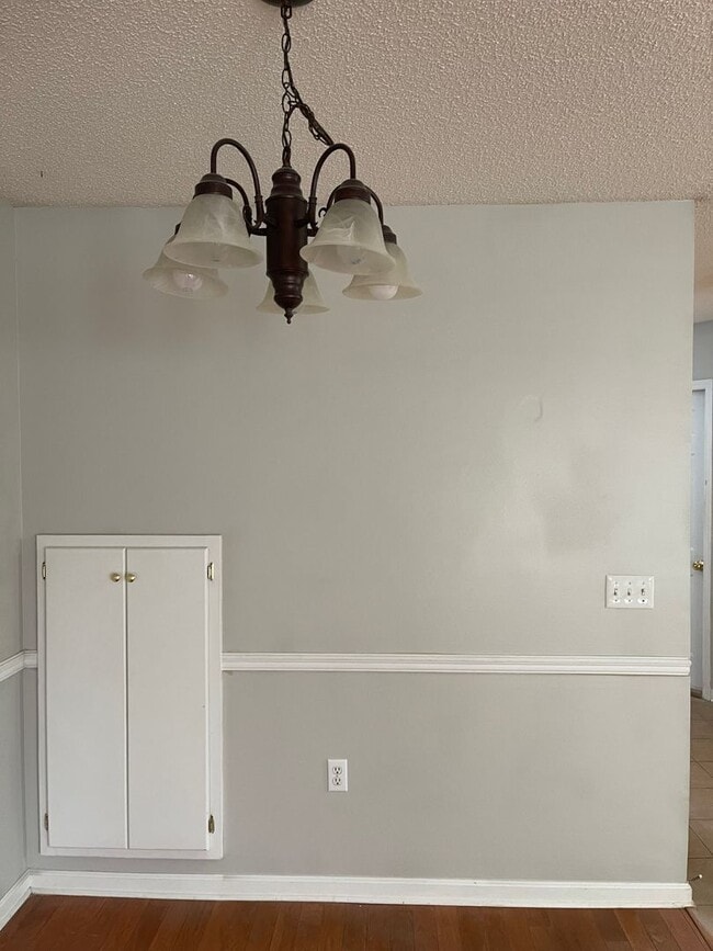 Building Photo - Dunwoody Townhomes - End Unit!